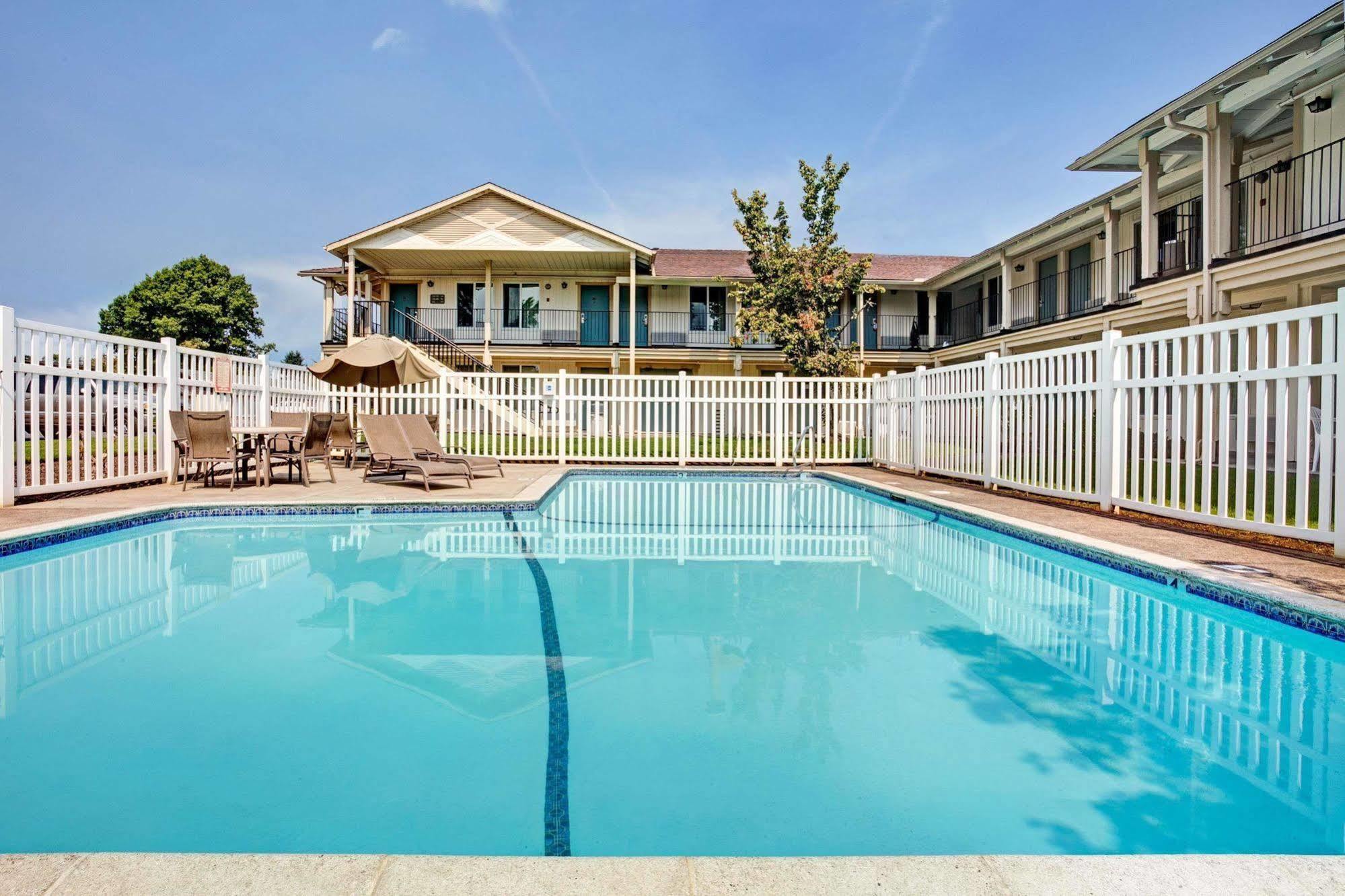 Super 8 Creswell/South Eugene Hotel Exterior photo